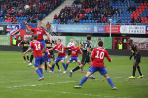 22.3.2015 Gliwice. Fragment meczu Piast Gliwice - Korona Kielce. / Wojciech Habdas / Radio Kielce