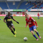 22.3.2015 Gliwice. Fragment meczu Piast Gliwice - Korona Kielce. Olivier Kapo / Wojciech Habdas / Radio Kielce