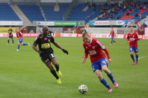 22.3.2015 Gliwice. Fragment meczu Piast Gliwice - Korona Kielce. Olivier Kapo / Wojciech Habdas / Radio Kielce