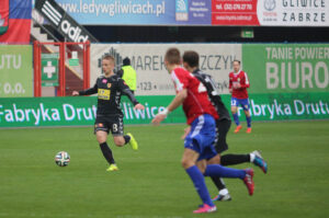 22.3.2015 Gliwice. Fragment meczu Piast Gliwice - Korona Kielce. Vlastimir Jovanovic / Wojciech Habdas / Radio Kielce