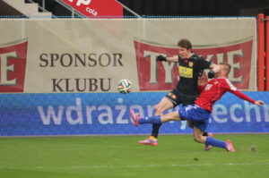 22.3.2015 Gliwice. Fragment meczu Piast Gliwice - Korona Kielce. Jacek Kiłeb / Wojciech Habdas / Radio Kielce