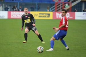 22.3.2015 Gliwice. Fragment meczu Piast Gliwice - Korona Kielce. Aleksandros Fertovs / Wojciech Habdas / Radio Kielce