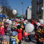 20.03.2015 Budzenie Wiosny na ul. Sienkiewicza w Kielcach. Przedszkolaki przyniosły konkursowe marzanny. / Ewa Kiślak / Radio Kielce