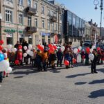 20.03.2015 Budzenie Wiosny na ul. Sienkiewicza w Kielcach. Przedszkolaki przyniosły konkursowe marzanny. / Ewa Kiślak / Radio Kielce