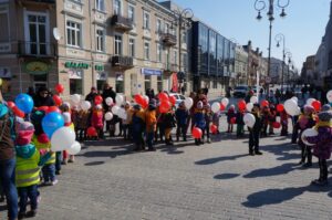 20.03.2015 Budzenie Wiosny na ul. Sienkiewicza w Kielcach. Przedszkolaki przyniosły konkursowe marzanny. / Ewa Kiślak / Radio Kielce