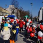 20.03.2015 Budzenie Wiosny na ul. Sienkiewicza w Kielcach. Przedszkolaki przyniosły konkursowe marzanny. / Ewa Kiślak / Radio Kielce