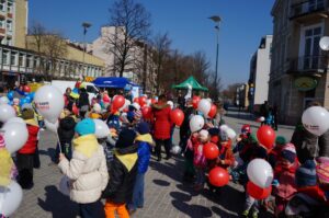 20.03.2015 Budzenie Wiosny na ul. Sienkiewicza w Kielcach. Przedszkolaki przyniosły konkursowe marzanny. / Ewa Kiślak / Radio Kielce