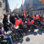 20.03.2015 Budzenie Wiosny na ul. Sienkiewicza w Kielcach. Przedszkolaki przyniosły konkursowe marzanny. / Ewa Kiślak / Radio Kielce