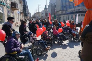 20.03.2015 Budzenie Wiosny na ul. Sienkiewicza w Kielcach. Przedszkolaki przyniosły konkursowe marzanny. / Ewa Kiślak / Radio Kielce