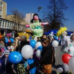 20.03.2015 Budzenie Wiosny na ul. Sienkiewicza w Kielcach. Przedszkolaki przyniosły konkursowe marzanny. / Ewa Kiślak / Radio Kielce