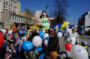 20.03.2015 Budzenie Wiosny na ul. Sienkiewicza w Kielcach. Przedszkolaki przyniosły konkursowe marzanny. / Ewa Kiślak / Radio Kielce