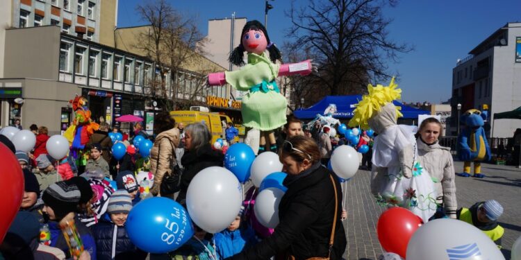 20.03.2015 Budzenie Wiosny na ul. Sienkiewicza w Kielcach. Przedszkolaki przyniosły konkursowe marzanny. / Ewa Kiślak / Radio Kielce