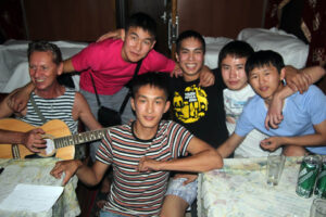 Celem wyprawy Koleją Transsyberyjską, liczącej ponad 5 tysięcy kilometrów była wizyta nad najgłębszym słodkowodnym jeziorem świata – Bajkałem. / Tomasz Tułak