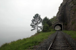 Celem wyprawy Koleją Transsyberyjską, liczącej ponad 5 tysięcy kilometrów była wizyta nad najgłębszym słodkowodnym jeziorem świata – Bajkałem. / Tomasz Tułak