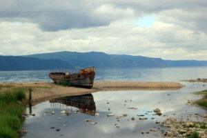 Celem wyprawy Koleją Transsyberyjską, liczącej ponad 5 tysięcy kilometrów była wizyta nad najgłębszym słodkowodnym jeziorem świata – Bajkałem. / Tomasz Tułak