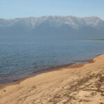 Celem wyprawy Koleją Transsyberyjską, liczącej ponad 5 tysięcy kilometrów była wizyta nad najgłębszym słodkowodnym jeziorem świata – Bajkałem. / Tomasz Tułak