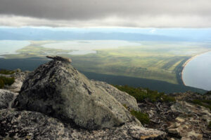 Celem wyprawy Koleją Transsyberyjską, liczącej ponad 5 tysięcy kilometrów była wizyta nad najgłębszym słodkowodnym jeziorem świata – Bajkałem. / Tomasz Tułak
