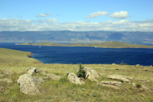 Celem wyprawy Koleją Transsyberyjską, liczącej ponad 5 tysięcy kilometrów była wizyta nad najgłębszym słodkowodnym jeziorem świata – Bajkałem. / Tomasz Tułak