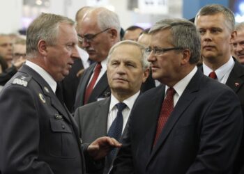 Międzynarodowy Salon Przemysłu Obronnego 2013 - Imprezę odwiedził już po raz 3-ci Prezydent RP Bronisław Komorowski. Na zdjęciu dyrektorem Departamentu Polityki Zbrojeniowej MON generałem Leszkiem Cwojdzińskimi szefem BBN Stanisław Koziej / Stanisław Blinstrub / Radio Kielce