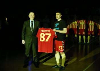 11.02.2015 Prezentacja Korony Kielce runda wiosenna - koszulkę otrzymuje z rąk Marka Paprockiego Aleksandrs Fertovs / Stanisław Blinstrub / Radio Kielce