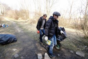 21.03.2015 sprzątanie parku na kieleckim Czarnowie / Stanisław Blinstrub / Radio Kielce