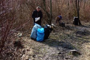 21.03.2015 sprzątanie parku na kieleckim Czarnowie / Stanisław Blinstrub / Radio Kielce