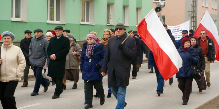 Marsz PiS w obronie skarżyskich szkół - Radio Kielce 07.03.2015 Marsz PiS w Starachowicach / Bartłomiej Zapała / Radio Kielce
