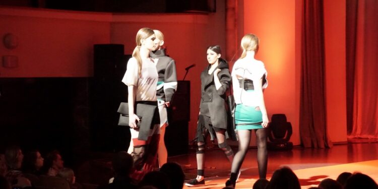 21.03.2015 Young Fashion Day w WDK - konkurs dla młodych projektantów mody / Stanisław Blinstrub / Radio Kielce