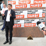 Janusz Palikot przed Urzędem Marszałkowskim w Kielcach (26 kwietnia 2015 r.) / Piotr Michalski / Radio Kielce