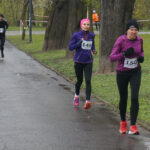 Uliczne bieganie w deszczu i wietrze (18 kwietnia 2015 r.) / Piotr Michalski / Radio Kielce