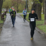 Uliczne bieganie w deszczu i wietrze (18 kwietnia 2015 r.) / Piotr Michalski / Radio Kielce