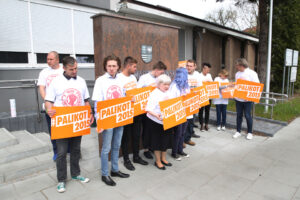 Janusz Palikot przed Urzędem Marszałkowskim w Kielcach (26 kwietnia 2015 r.) / Piotr Michalski / Radio Kielce