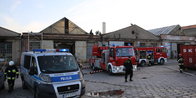 Pożar hali przy ulicy Mielczarskiego (20 kwietnia 2015 r.) / Piotr Michalski / Radio Kielce