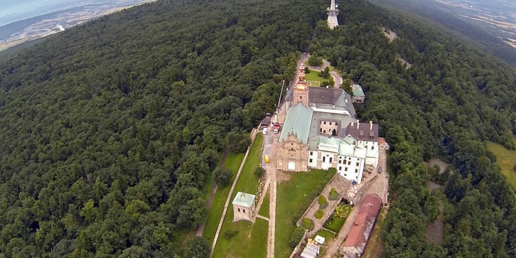 Montaż kopuły wieży klasztoru na Świętym Krzyżu. Kopuła wieży kompletna. / Wojciech Habdas / Radio Kielce