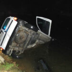 12.4.2015 Morawica. 39-letni kierowca, który prowadząc pod wpływem alkoholu wjechał w Morawicy autem do rzeki prawdopodobnie na trzy lata straci prawo jazdy / Straż Pożarna w Kielcach