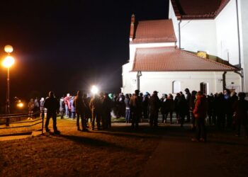 Protest przed kościołem w Gowarczowie (12 stycznia 2014) / Wojciech Habdas / Radio Kielce