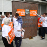 Janusz Palikot przed Urzędem Marszałkowskim w Kielcach (26 kwietnia 2015 r.) / Piotr Michalski / Radio Kielce