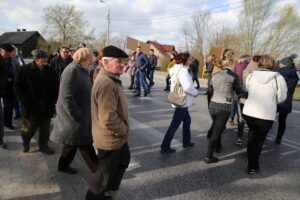 Blokada drogi w Brzezinach (20 kwietnia 2015 r.) / Kamil Król / Radio Kielce