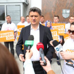 Janusz Palikot przed Urzędem Marszałkowskim w Kielcach (26 kwietnia 2015 r.) / Piotr Michalski / Radio Kielce