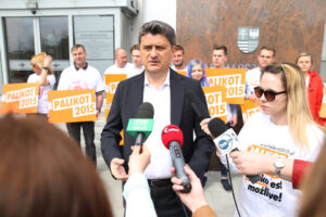 Janusz Palikot przed Urzędem Marszałkowskim w Kielcach (26 kwietnia 2015 r.) / Piotr Michalski / Radio Kielce