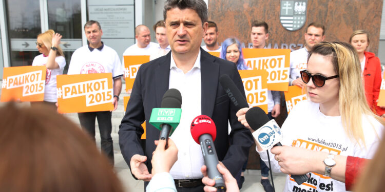 Janusz Palikot przed Urzędem Marszałkowskim w Kielcach (26 kwietnia 2015 r.) / Piotr Michalski / Radio Kielce