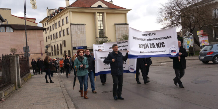 Marsz w obronie demokracji Ostrowiec (18 kwietnia 2015 r.) / Teresa Czajkowska / Radio Kielce