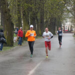 Uliczne bieganie w deszczu i wietrze (18 kwietnia 2015 r.) / Piotr Michalski / Radio Kielce