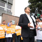 Janusz Palikot przed Urzędem Marszałkowskim w Kielcach (26 kwietnia 2015 r.) / Piotr Michalski / Radio Kielce