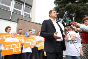 Janusz Palikot przed Urzędem Marszałkowskim w Kielcach (26 kwietnia 2015 r.) / Piotr Michalski / Radio Kielce