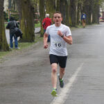 Uliczne bieganie w deszczu i wietrze (18 kwietnia 2015 r.) / Piotr Michalski / Radio Kielce