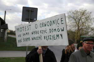 Blokada drogi w Brzezinach (20 kwietnia 2015 r.) / Kamil Król / Radio Kielce