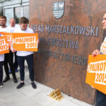 Janusz Palikot przed Urzędem Marszałkowskim w Kielcach (26 kwietnia 2015 r.) / Piotr Michalski / Radio Kielce