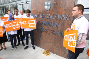 Janusz Palikot przed Urzędem Marszałkowskim w Kielcach (26 kwietnia 2015 r.) / Piotr Michalski / Radio Kielce