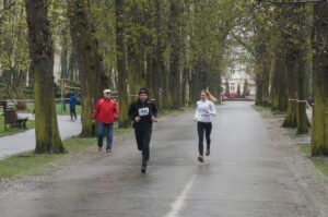 Uliczne bieganie w deszczu i wietrze (18 kwietnia 2015 r.) / Piotr Michalski / Radio Kielce